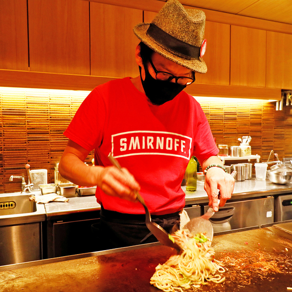 An Ikkakuju cook preparing yakisoba