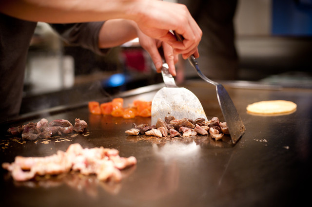 An Ikkakuju cook working at the teppan griddle
