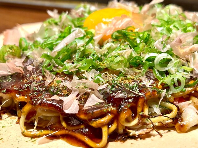 Manbo-yaki topped with green onions and egg
